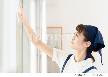 窓拭きをする家事代行の女性 134843826