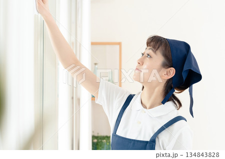 窓拭きをする家事代行の女性 窓拭きをする家事代行の女性 134843828