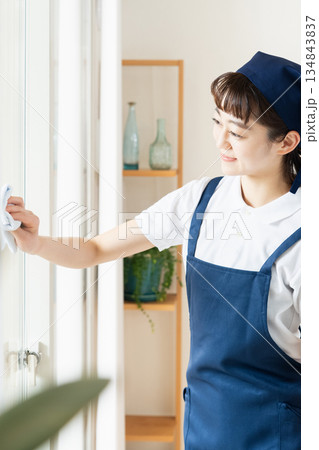 窓拭きをする家事代行の女性 窓拭きをする家事代行の女性 134843837