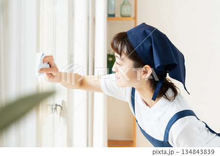 窓拭きをする家事代行の女性 134843839