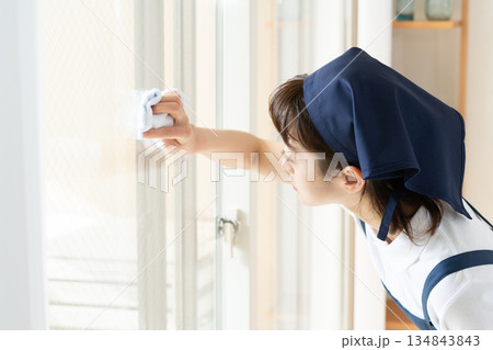 窓拭きをする家事代行の女性 134843843