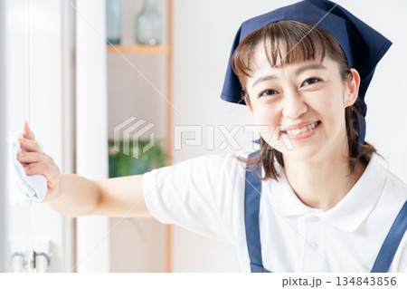 窓拭きをする家事代行の女性 窓拭きをする家事代行の女性 134843856