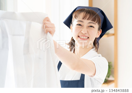 洗濯物を干す家事代行の女性 洗濯物を干す家事代行の女性 134843888