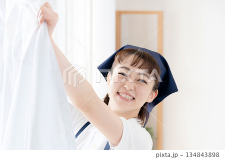 洗濯物を干す家事代行の女性 134843898