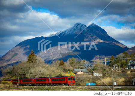 由布岳を背に赤いゆふ号 134844130