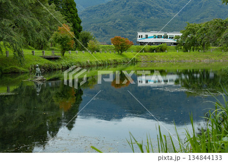 水源のの池に映るローカル線 134844133