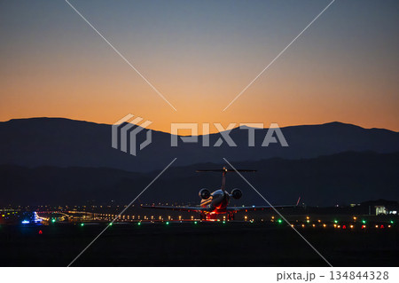 夕暮れの仙台空港 離陸中の飛行機 宮城県名取市 夕暮れの仙台空港 離陸中の飛行機 宮城県名取市 134844328
