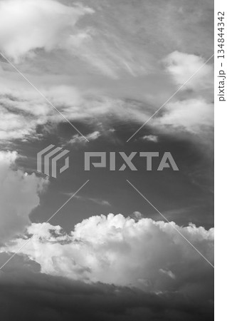 夏の終わりの空モノクローム 134844342