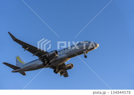 夕暮れの仙台空港　着陸中の飛行機　宮城県名取市 134844578