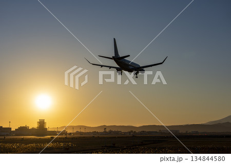 夕暮れの仙台空港　着陸中の飛行機　宮城県名取市 134844580