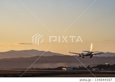 夕暮れの仙台空港　着陸中の飛行機　宮城県名取市 134844587