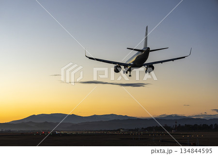 夕暮れの仙台空港　着陸中の飛行機　宮城県名取市 134844595
