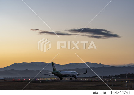 夕暮れの仙台空港　タキシング中の飛行機　シルエット　宮城県名取市 134844761