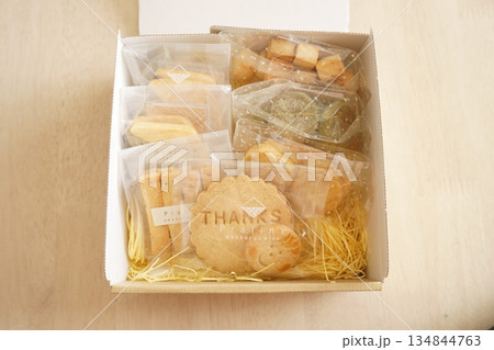 箱に詰められたクッキー 箱に詰められたクッキー 134844763