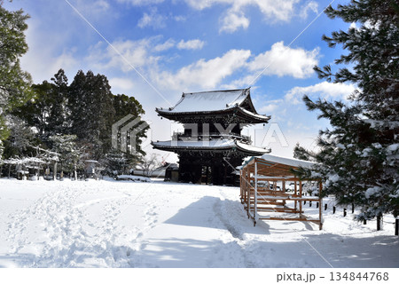 雪の降ったお寺　清涼寺　仁王門 134844768