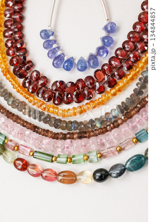 天然石 ビーズ アソート 連材 カラフル 宝石素材 ハンドメイド 背景素材 134844857