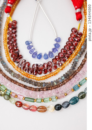 天然石 ビーズ アソート 連材 カラフル 宝石素材 ハンドメイド 背景素材 134844860