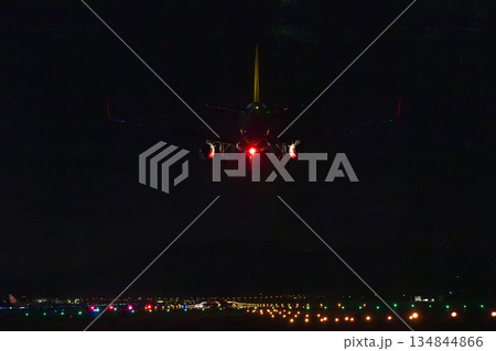 夜の仙台空港　着陸中の飛行機　宮城県名取市 134844866