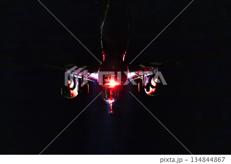 夜の仙台空港　着陸中の飛行機　宮城県名取市 134844867