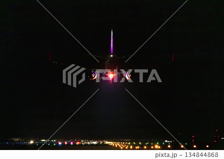 夜の仙台空港　着陸中の飛行機　宮城県名取市 134844868