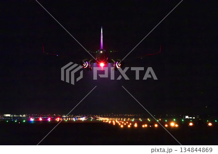 夜の仙台空港 着陸中の飛行機 宮城県名取市 夜の仙台空港 着陸中の飛行機 宮城県名取市 134844869
