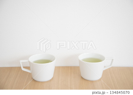 木製テーブルの上にある緑茶の入ったカップ 134845070