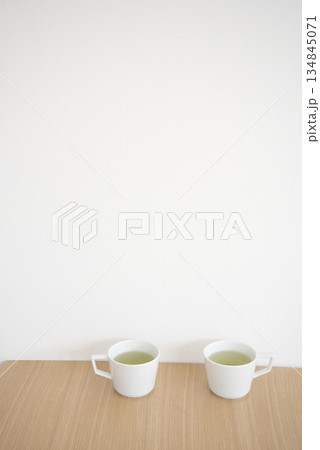 木製テーブルの上にある緑茶の入ったカップ 134845071