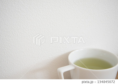 白いカップに入った緑茶 白いカップに入った緑茶 134845072