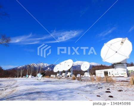 国立天文台 野辺山宇宙電波観測所 パラボラアンテナと八ヶ岳 134845098