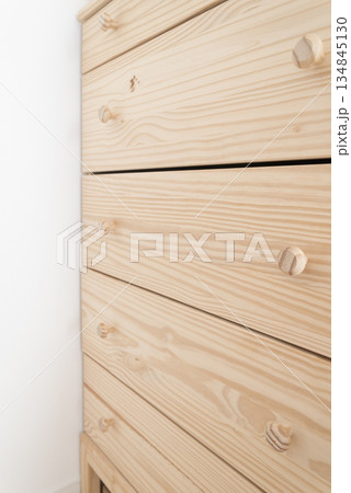 木製チェストの引き出しと取っ手のクローズアップ 134845130