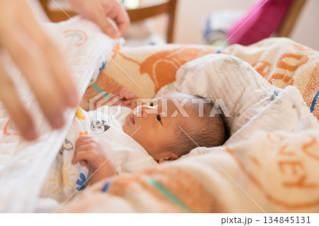 ベビーベッドで眠る日本人の男の子の乳児 134845131