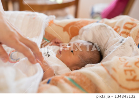 ベビーベッドで眠る日本人の男の子の乳児 ベビーベッドで眠る日本人の男の子の乳児 134845132