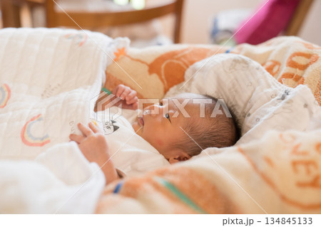 ベビーベッドで眠る日本人の男の子の乳児 ベビーベッドで眠る日本人の男の子の乳児 134845133