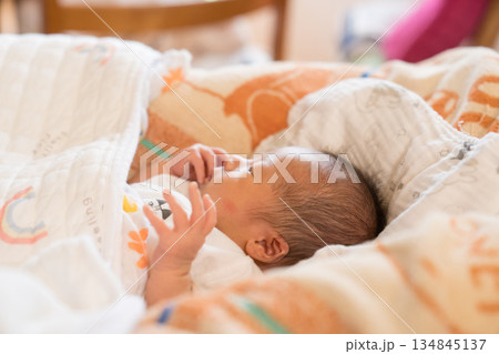 ベビーベッドで眠る日本人の男の子の乳児 ベビーベッドで眠る日本人の男の子の乳児 134845137