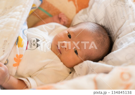 ベビーベッドで眠る日本人の男の子の乳児 ベビーベッドで眠る日本人の男の子の乳児 134845138