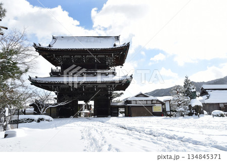 雪の積もった清涼寺 雪の積もった清涼寺 134845371