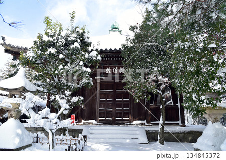 雪の積もった清涼寺 134845372