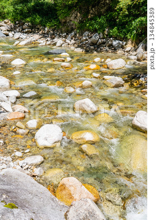 槍沢登山道から見る槍沢(梓川)の渓流 槍ヶ岳登山 槍沢登山道から見る槍沢(梓川)の渓流 槍ヶ岳登山 134845389