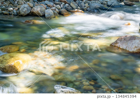 槍沢登山道から見る槍沢(梓川)の渓流(スローシャッター) 槍ヶ岳登山 槍沢登山道から見る槍沢(梓川)の渓流(スローシャッター) 槍ヶ岳登山 134845394