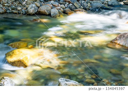 槍沢登山道から見る槍沢（梓川)の渓流（スローシャッター）　槍ヶ岳登山 134845397