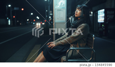 夜のバス停。バスを待っている女性 夜のバス停。バスを待っている女性 134845590