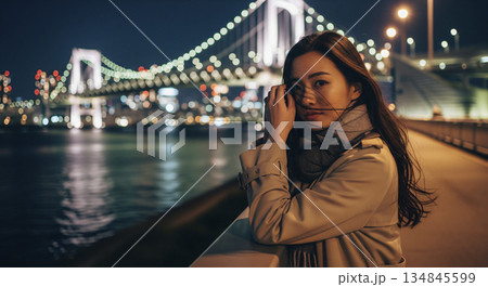 レインボーブリッジを見る女性。風に吹かれる夜 134845599