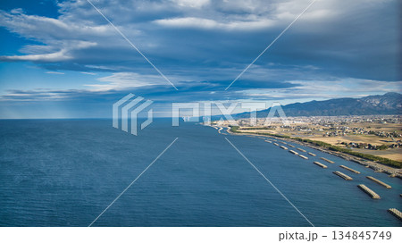 冬の日本海の海岸線から見た黒部川扇状地の風景 134845749
