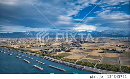 冬の日本海の海岸線から見た黒部川扇状地の風景 134845751