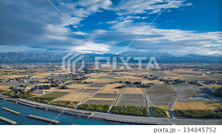 冬の日本海の海岸線から見た黒部川扇状地の風景 134845752