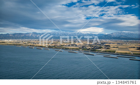 冬の日本海の海岸線から見た黒部川扇状地の風景 134845761