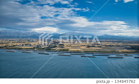 冬の日本海の海岸線から見た黒部川扇状地の風景 134845762