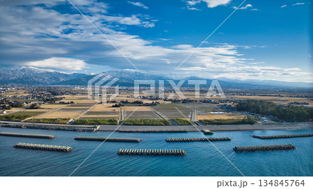 冬の日本海の海岸線から見た黒部川扇状地の風景 冬の日本海の海岸線から見た黒部川扇状地の風景 134845764