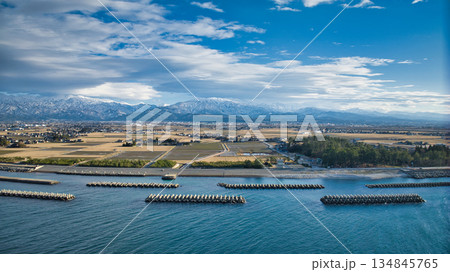 冬の日本海の海岸線から見た黒部川扇状地の風景 冬の日本海の海岸線から見た黒部川扇状地の風景 134845765