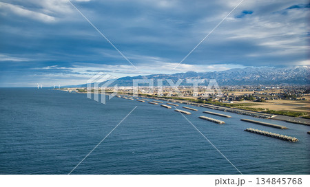 冬の日本海の海岸線から見た黒部川扇状地の風景 134845768